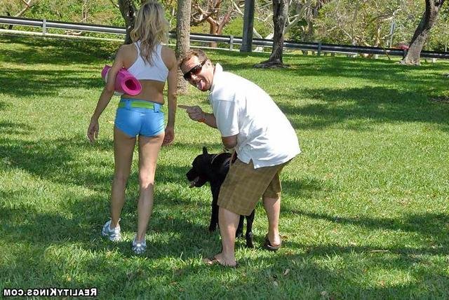 Гимнастка практикуется в новых упражнениях 5 фотография Гимнастка практикуется в новых упражнениях 5 фотография