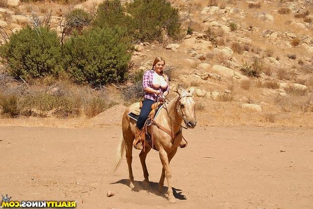 Где-то в поле поимел большегрудую 6 фотография Где-то в поле поимел большегрудую 6 фотография