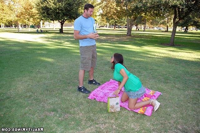 Не может насмотреться на ее прелести 4 фотография