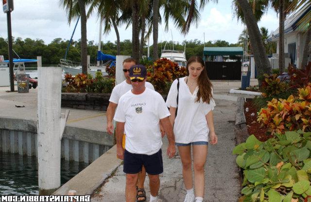 Ублажила на яхте двух морячков 1 фотография Ублажила на яхте двух морячков 1 фотография