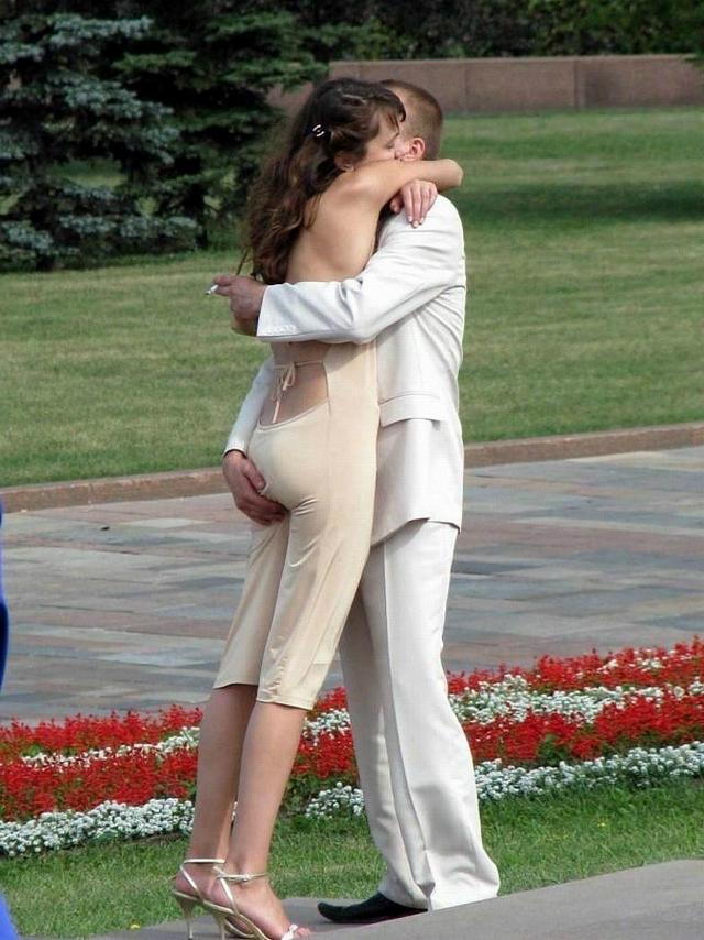 Телки показывают, что у них под юбками и платьями 21 фотография Телки показывают, что у них под юбками и платьями 21 фотография