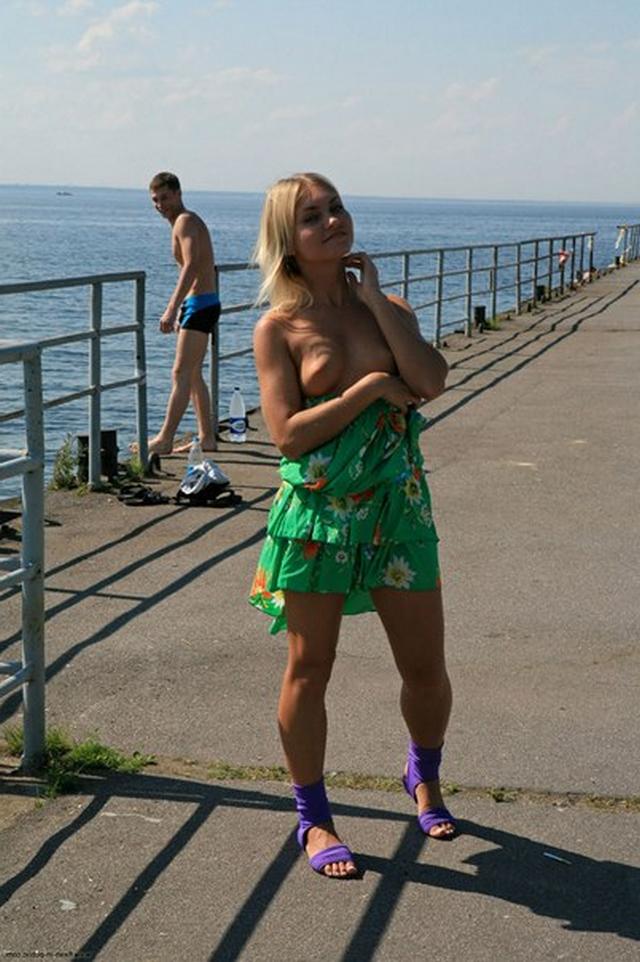 В людных местах демонстрирует свою пилотку 2 фотография В людных местах демонстрирует свою пилотку 2 фотография