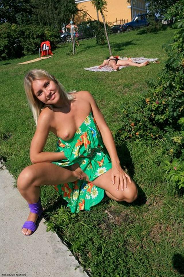 В людных местах демонстрирует свою пилотку 17 фотография В людных местах демонстрирует свою пилотку 17 фотография