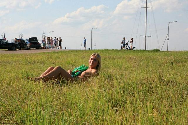 В людных местах демонстрирует свою пилотку 15 фотография В людных местах демонстрирует свою пилотку 15 фотография