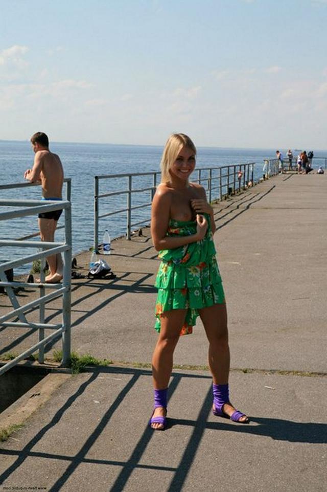 В людных местах демонстрирует свою пилотку 23 фотография В людных местах демонстрирует свою пилотку 23 фотография
