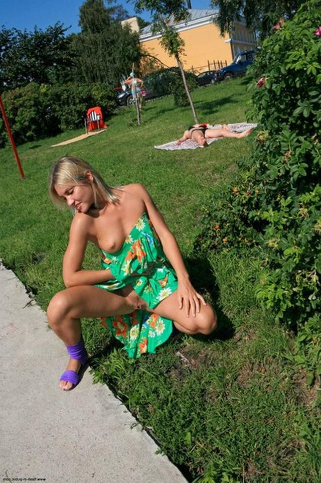 В людных местах демонстрирует свою пилотку 22 фотография В людных местах демонстрирует свою пилотку 22 фотография