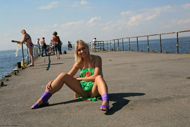 В людных местах демонстрирует свою пилотку 20 фотография В людных местах демонстрирует свою пилотку 20 фотография