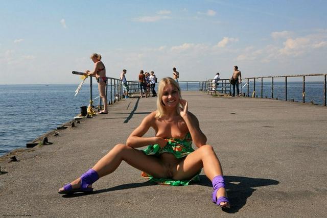 В людных местах демонстрирует свою пилотку 38 фотография В людных местах демонстрирует свою пилотку 38 фотография