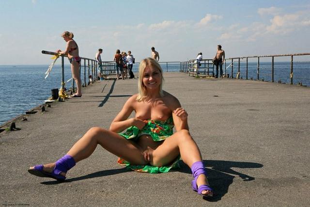 В людных местах демонстрирует свою пилотку 39 фотография В людных местах демонстрирует свою пилотку 39 фотография