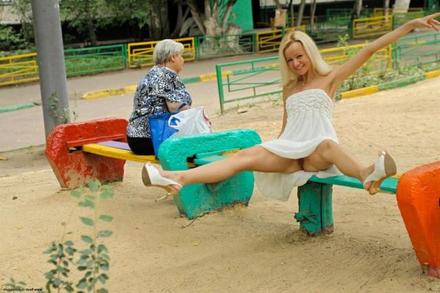 Худенькая милашка любит оголять писю 13 фотография Худенькая милашка любит оголять писю 13 фотография
