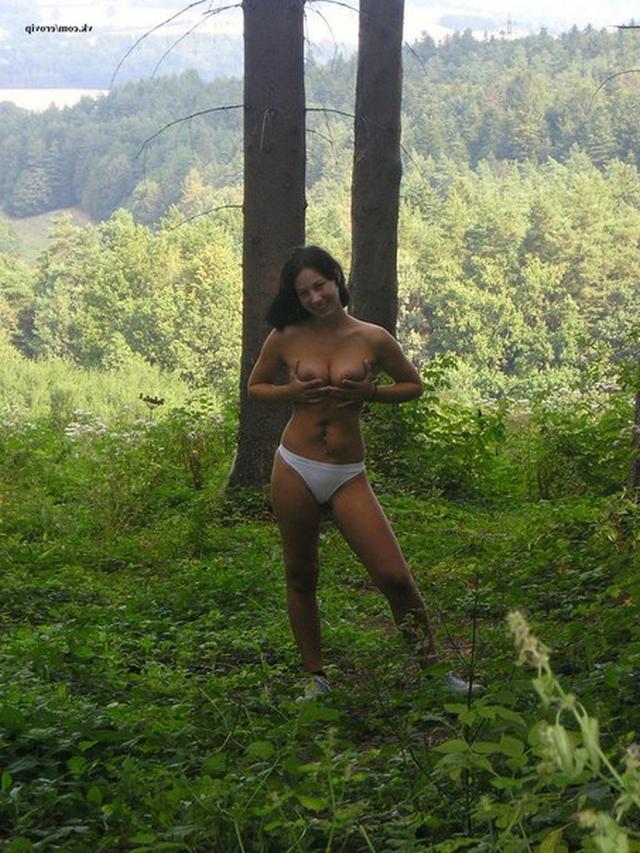 Обнаженная девушка позирует в лесу 7 фотография Обнаженная девушка позирует в лесу 7 фотография