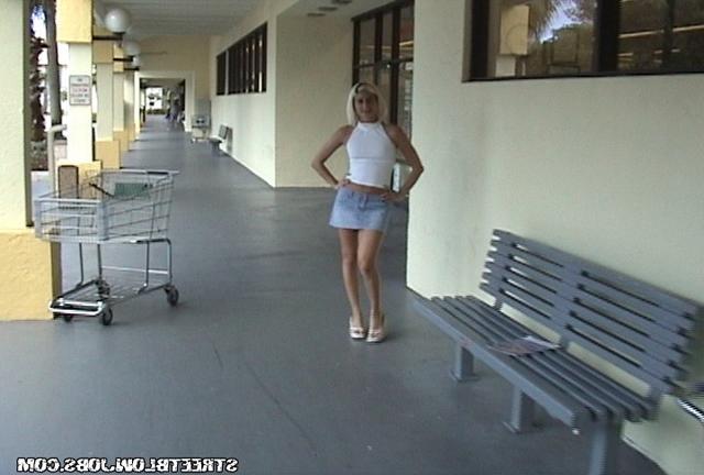 Готовая на все девка делает хороший минет 1 фотография Готовая на все девка делает хороший минет 1 фотография