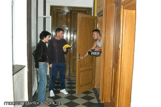Стройная брюнетка провела время с двумя чуваками 1 фотография Стройная брюнетка провела время с двумя чуваками 1 фотография