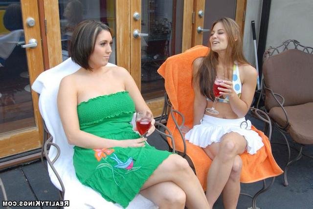 Горячие домохозяйки трахнулись с разнорабочим 2 фотография Горячие домохозяйки трахнулись с разнорабочим 2 фотография