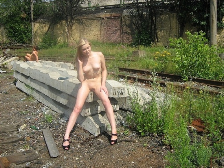 Худые проводницы развлекаются голышом на железнодорожном полотне 3 фотография Худые проводницы развлекаются голышом на железнодорожном полотне 3 фотография