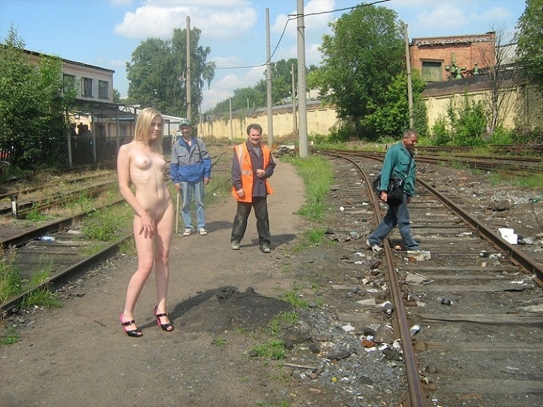 Худые проводницы развлекаются голышом на железнодорожном полотне 9 фотография Худые проводницы развлекаются голышом на железнодорожном полотне 9 фотография