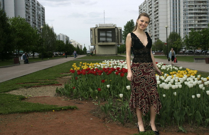 Молодая чикса прогуливается по городу и сверкает пилоткой 1 фотография Молодая чикса прогуливается по городу и сверкает пилоткой 1 фотография