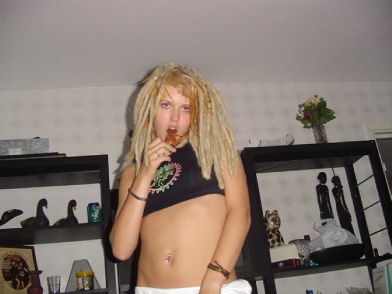 Галя расставила ножки и отставила щелку 15 фотография Галя расставила ножки и отставила щелку 15 фотография