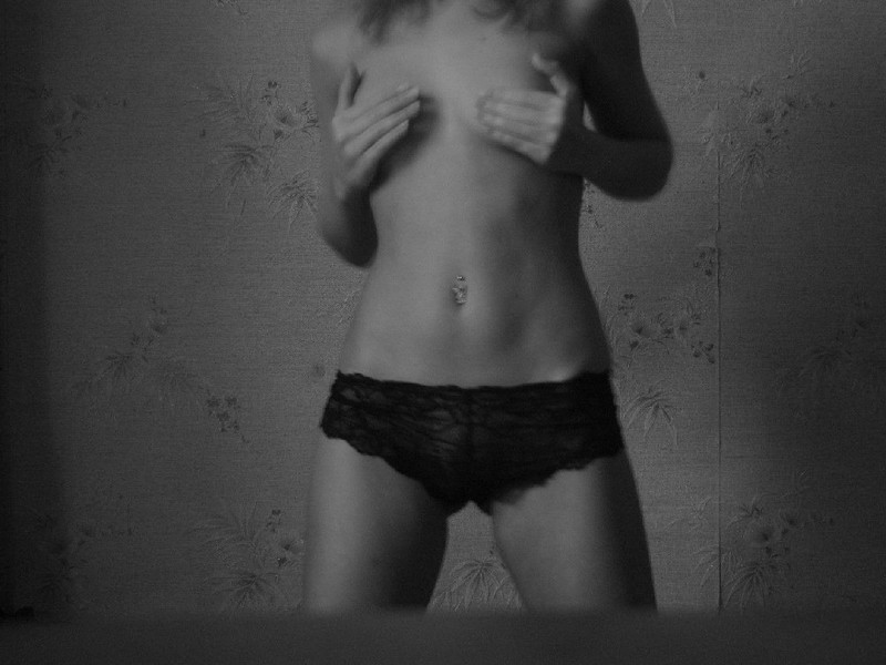 Стройная сучка позирует на стуле 1 фотография Стройная сучка позирует на стуле 1 фотография