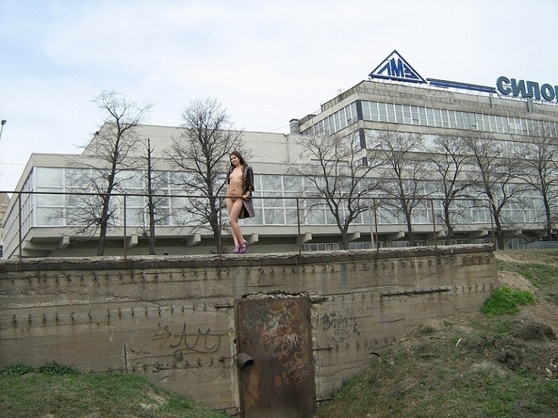 Стройная брюнетка разделась на старой стройке 13 фотография Стройная брюнетка разделась на старой стройке 13 фотография