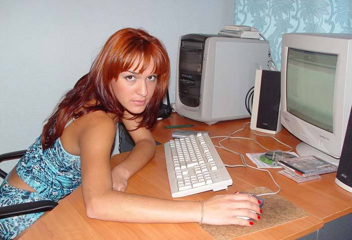 Рыжая нимфоманка разделась на рабочем месте 1 фотография Рыжая нимфоманка разделась на рабочем месте 1 фотография