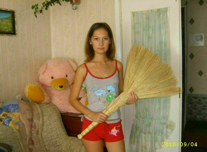 Стройная продавщица показывает волосатую киску 4 фотография Стройная продавщица показывает волосатую киску 4 фотография