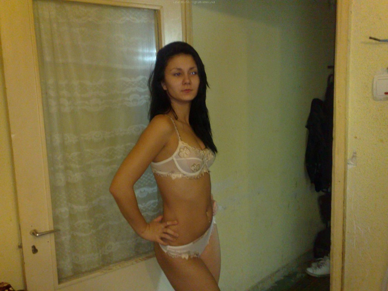 Брюнетка показывает парню сексуальные наряды 2 фотография Брюнетка показывает парню сексуальные наряды 2 фотография