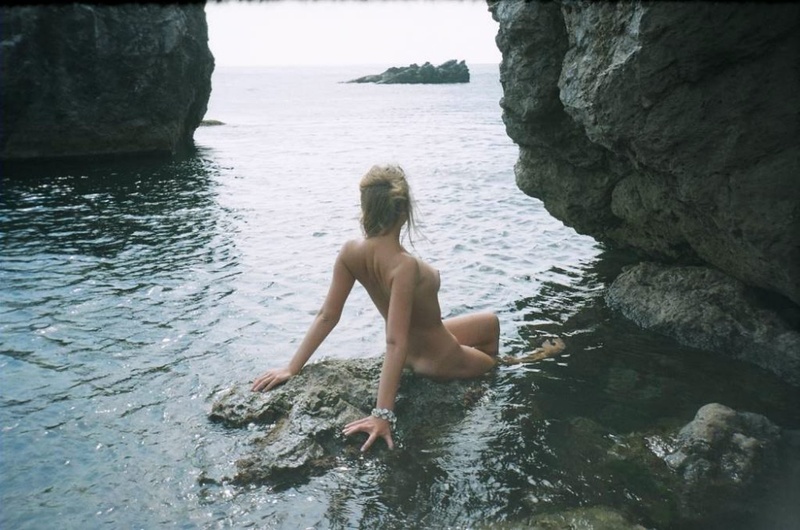 Студентки сверкают сиськами и купаются в море 14 фотография Студентки сверкают сиськами и купаются в море 14 фотография