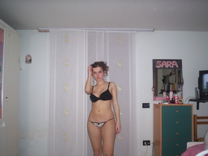 Рыжая сучка в трусиках хвастается сиськами на кровати 3 фотография Рыжая сучка в трусиках хвастается сиськами на кровати 3 фотография