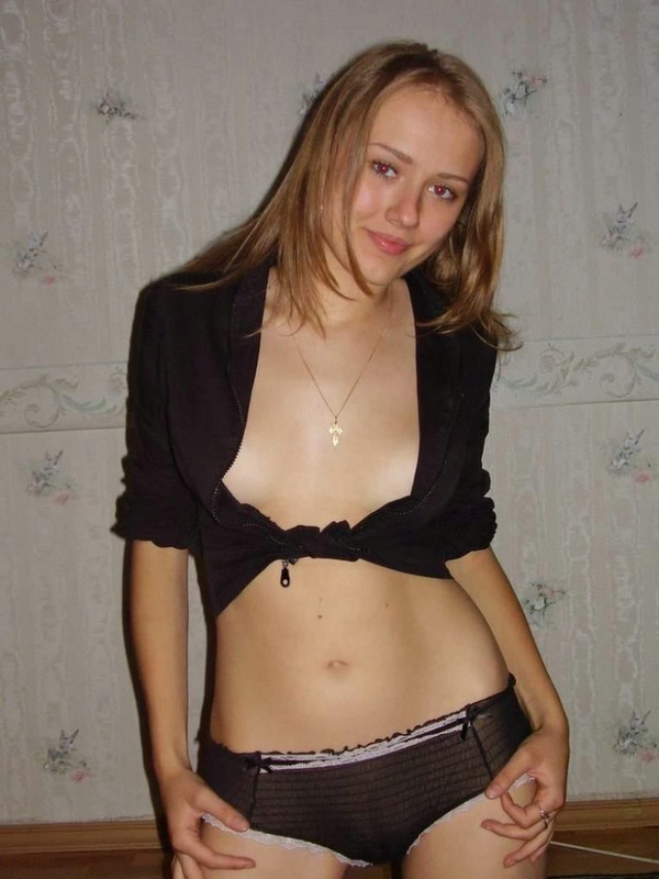 Длинноногая студентка в сапогах позирует дома 2 фотография Длинноногая студентка в сапогах позирует дома 2 фотография
