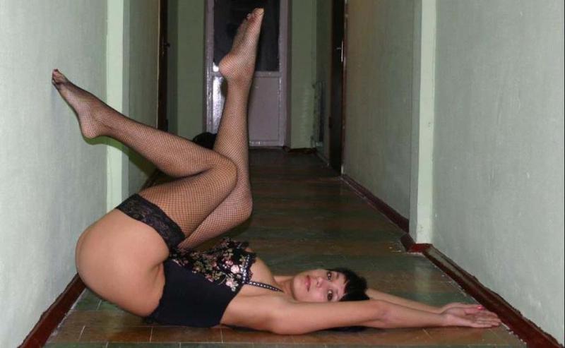 Развратная мамаша сверкает пилоткой в разных местах 12 фотография Развратная мамаша сверкает пилоткой в разных местах 12 фотография