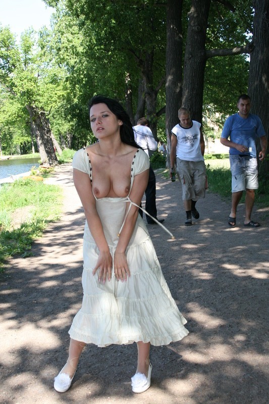 Раскрепощенная сучка засветила прелести во время прогулки по городу 8 фотография Раскрепощенная сучка засветила прелести во время прогулки по городу 8 фотография