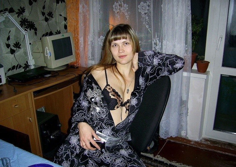Молодая милашка засунула руку в трусики и ласкает киску 3 фотография Молодая милашка засунула руку в трусики и ласкает киску 3 фотография