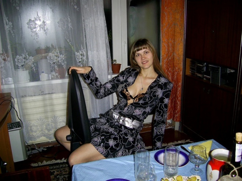 Молодая милашка засунула руку в трусики и ласкает киску 2 фотография Молодая милашка засунула руку в трусики и ласкает киску 2 фотография