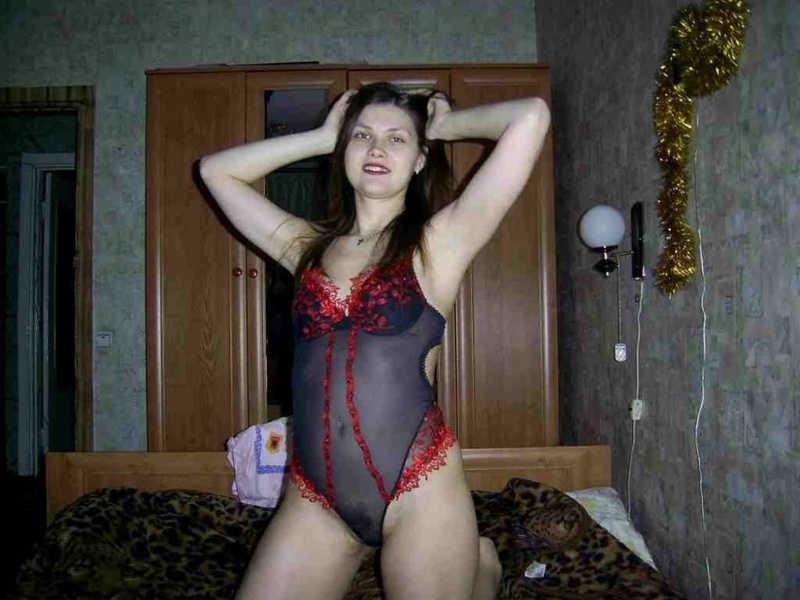 Молодая милашка засунула руку в трусики и ласкает киску 5 фотография Молодая милашка засунула руку в трусики и ласкает киску 5 фотография