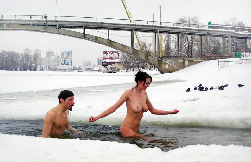 Оголенные секретарши купаются в проруби 9 фотография Оголенные секретарши купаются в проруби 9 фотография