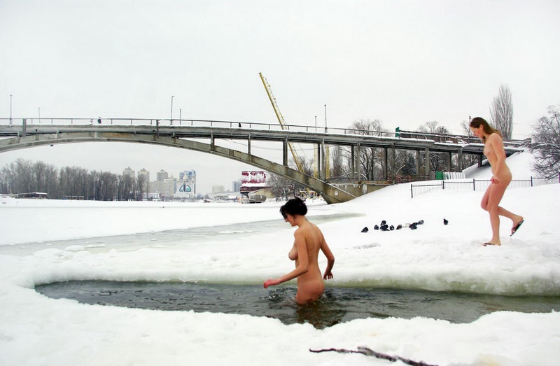 Оголенные секретарши купаются в проруби 6 фотография Оголенные секретарши купаются в проруби 6 фотография