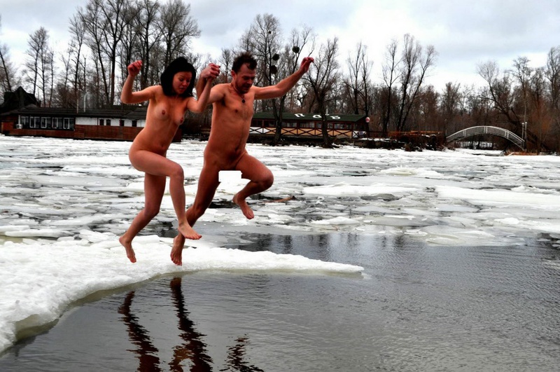 Оголенные секретарши купаются в проруби 18 фотография Оголенные секретарши купаются в проруби 18 фотография