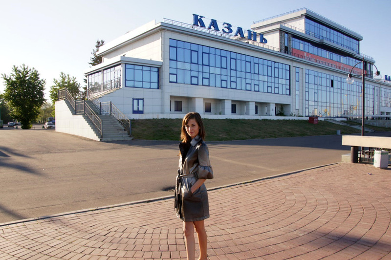 Нагая стройняшка голышом прогуливается по городу 1 фотография Нагая стройняшка голышом прогуливается по городу 1 фотография