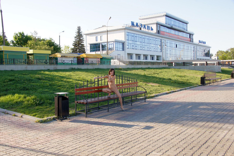 Нагая стройняшка голышом прогуливается по городу 4 фотография Нагая стройняшка голышом прогуливается по городу 4 фотография