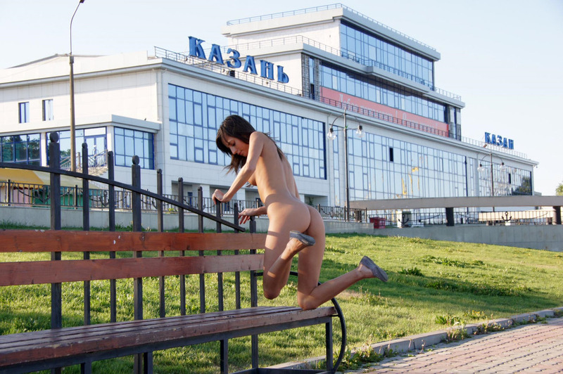 Нагая стройняшка голышом прогуливается по городу 7 фотография Нагая стройняшка голышом прогуливается по городу 7 фотография
