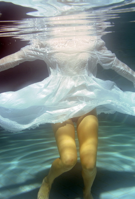 Пловчиха оказалась голой под водой 6 фотография Пловчиха оказалась голой под водой 6 фотография
