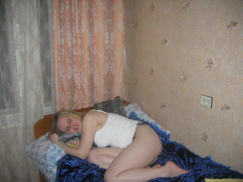 Выпившая блондинка с голыми титьками 11 фотография Выпившая блондинка с голыми титьками 11 фотография