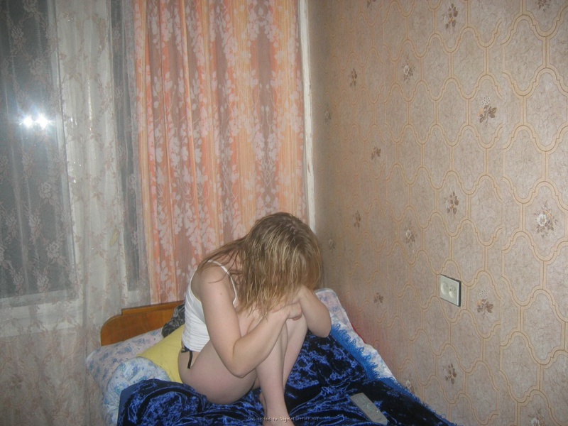 Выпившая блондинка с голыми титьками 6 фотография Выпившая блондинка с голыми титьками 6 фотография