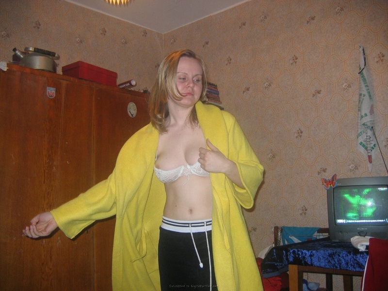 Выпившая блондинка с голыми титьками 3 фотография Выпившая блондинка с голыми титьками 3 фотография