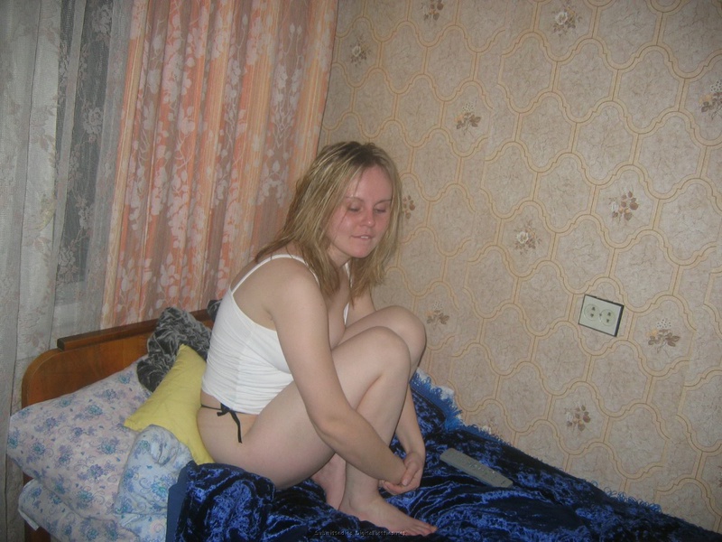 Выпившая блондинка с голыми титьками 7 фотография Выпившая блондинка с голыми титьками 7 фотография