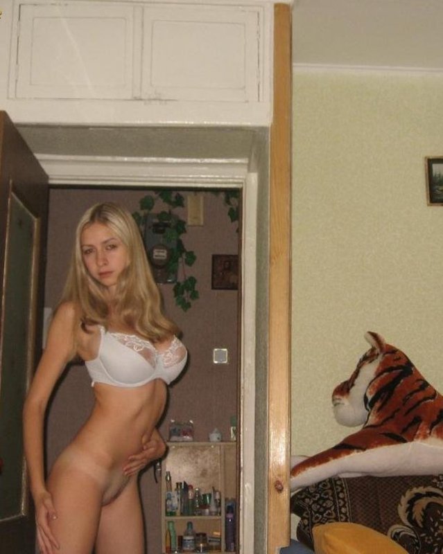 Давалка в лифчике уселась на кресло и теребит пилотку 5 фотография Давалка в лифчике уселась на кресло и теребит пилотку 5 фотография