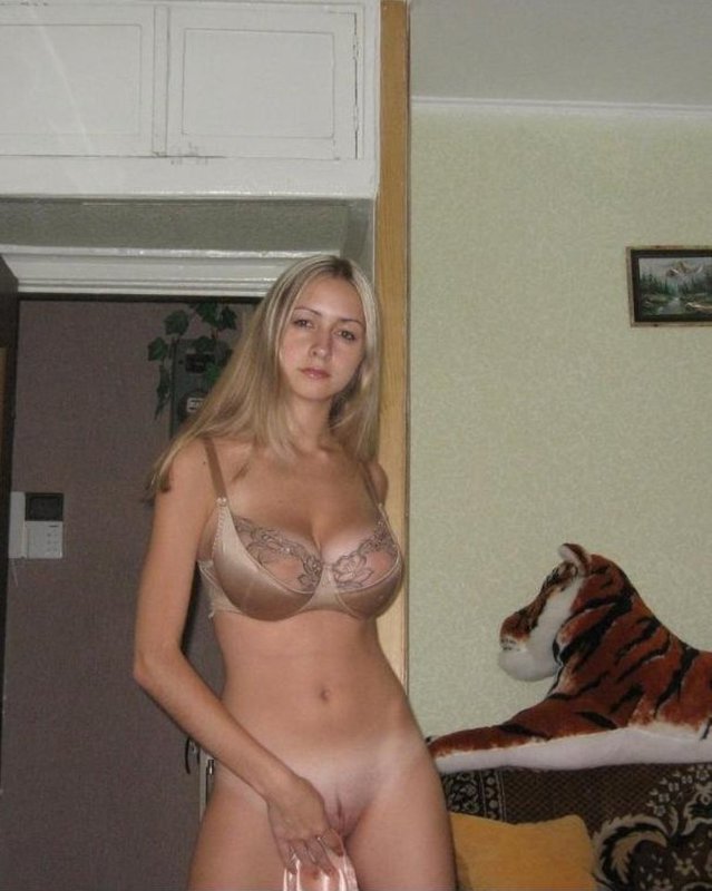 Давалка в лифчике уселась на кресло и теребит пилотку 6 фотография Давалка в лифчике уселась на кресло и теребит пилотку 6 фотография