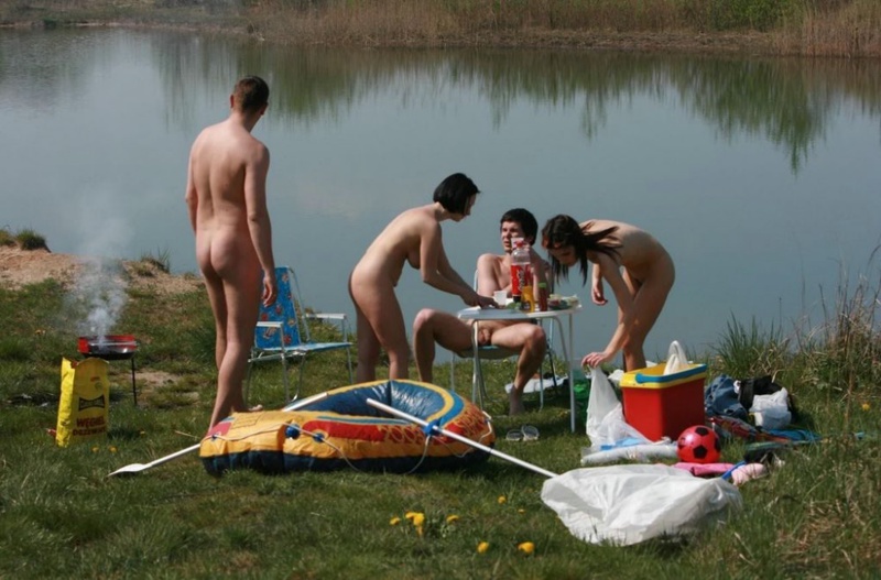 Молодые нудисты отдыхают на водоеме 1 фотография Молодые нудисты отдыхают на водоеме 1 фотография