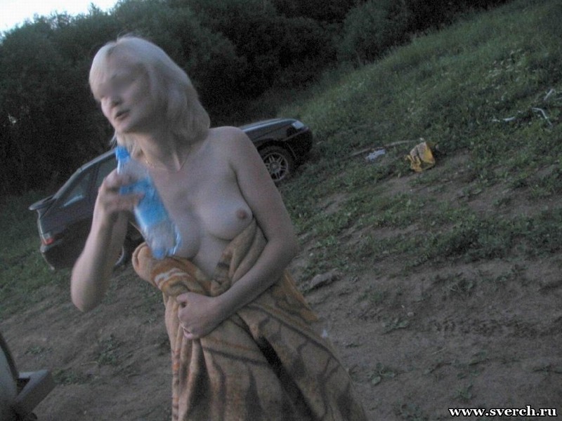 Сексуальная мамаша нагая прогуливается на природе 2 фотография Сексуальная мамаша нагая прогуливается на природе 2 фотография